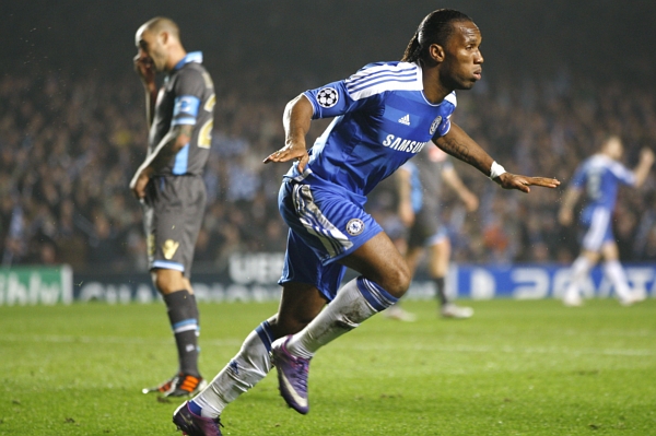 Didier Drogba (vpravo) právě vstřelil první branku utkání.