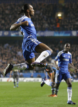Didier Drogba slaví gól do sítě Neapole.