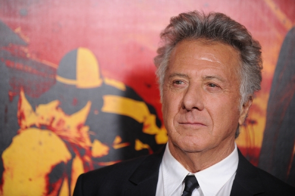 Hlavní herecká hvězda seriálu Dustin Hoffman při jeho premiéře. Hlavní herecká hvězda seriálu Dustin Hoffman při jeho premiéře.