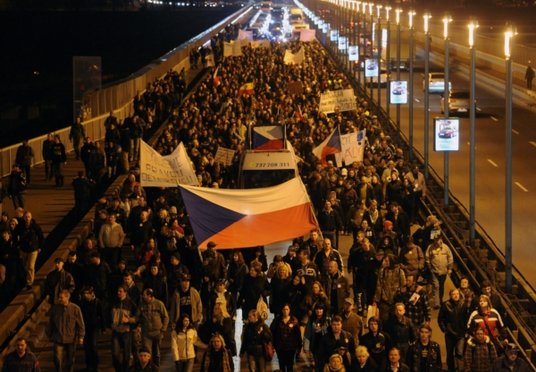Demonstrace v Praze se zúčastnilo asi 2500 protestujících.
