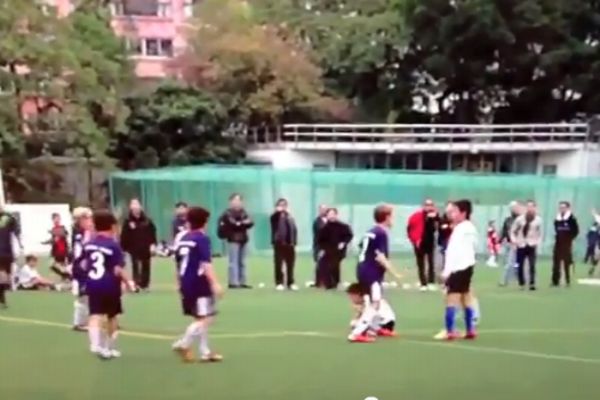 Zápas žákovských týmů Kitchee a ESF provázely zákeřnosti.