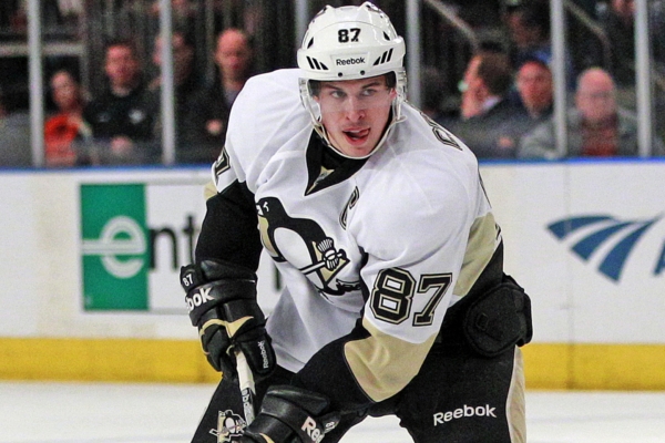 Sidney Crosby v utkání s New York Rangers, ve kterém se znovu vrátil do NHL.