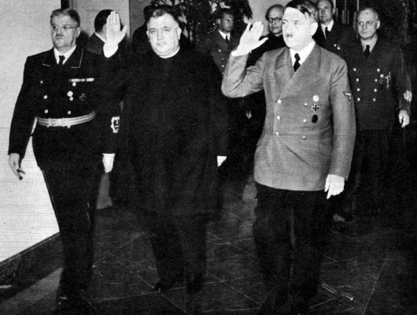 Tiso (uprostřed) a Hitler (vpravo).