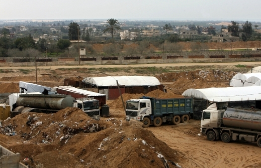 Skrz tunely se z Egypta pašují i kvanta benzinu.