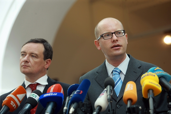 Bohuslav Sobotka (vpravo) informoval o plánu pokusit se vyslovit vládě nedůvěru už 28. února (ilustrační foto). Bohuslav Sobotka (vpravo) informoval o plánu pokusit se vyslovit vládě nedůvěru už 28. února (ilustrační foto).