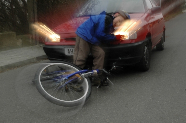 Šedesátiletý cyklista zemřel v pátek večer po srážce se dvěma auty na Opavsku (ilustrační foto). 