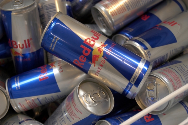 Energetický nápoj Red Bull.