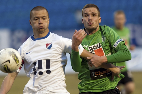 Václav Svěrkoš z Baníku Ostrava (vlevo) si kvůli zranění kolena půl roku nezahraje.