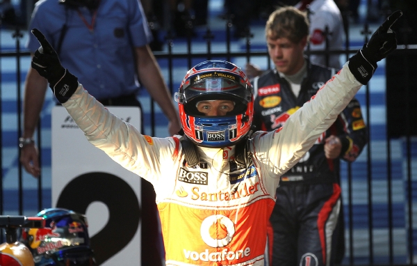 Brti Jenson Button slaví triumf ve Velké ceně Austrálie vozů formule 1.