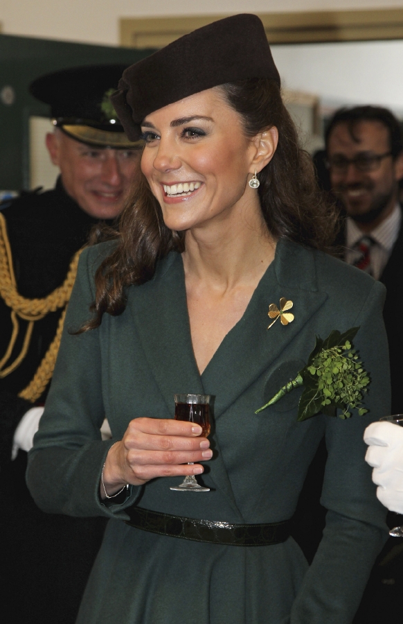 Rozesmátá vévodkyně Catherine v zeleném kostýmku navštívila na Den svatého Patrika vojáky z irské gardy.