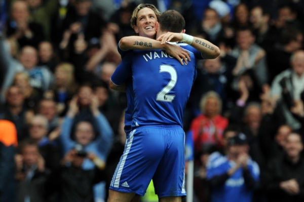 Fernando Torres (čelem) se raduje ze střeleckého procitnutí.
