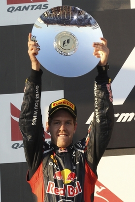 Sebastian Vettel slaví s trofejí za druhé místo.