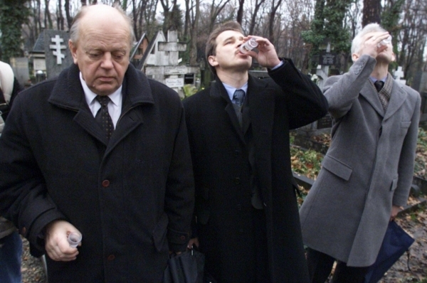 Bývalý běloruský prezident Stanislav Šuškevič (vlevo).