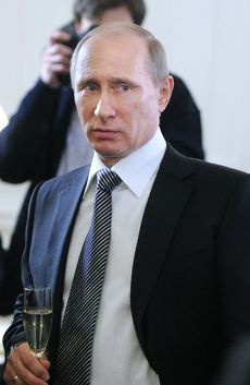Staronový prezident Vladimir Putin si může dopřávat i kremelské šampaňské. 