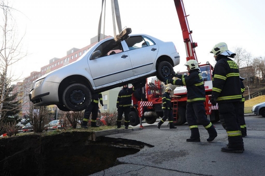 Hasiči museli auto vytáhnout.