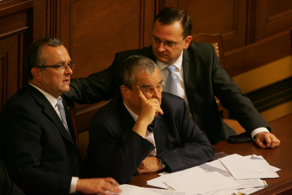 Legislativnímu kutilství zvoní hrana. Na snímku premiér Petr Nečas, vicepremiér Karel Schwarzenberg a ministr financí Miroslav Kalousek.