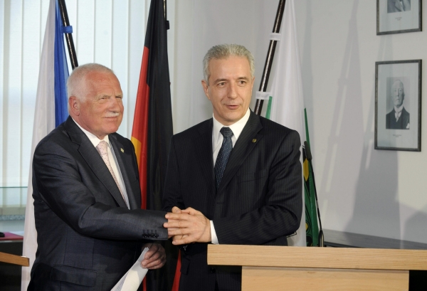 Stanislaw Tillich a Václav Klaus vystoupili na tiskové konferenci v Drážďanech.