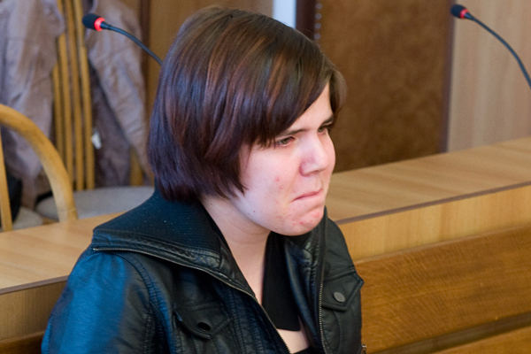 Žena porodila dítě do toalety a pak je vyhodila z okna.