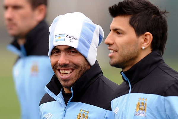 Carlos Tévez (vlevo) se spoluhráčem Sergiem Aguerem.