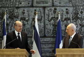 Přítomen za francouzskou stranu byl ministr zahraničí Alain Juppé (vlevo).