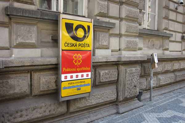 Česká pošta od příštího roku ztratí poslední monopol na doručování zásilek do 50 gramů nebo s cenou do 18 korun.