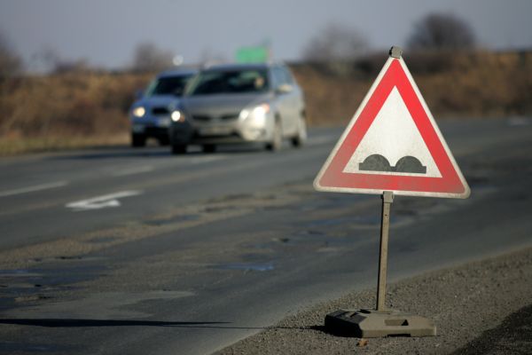 Ředitelství silnic a dálnic získala posudek z roku 2008, který za důvod špatného podloží označil strusku. Eurovia tak o potížích věděla. 