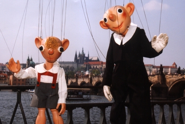 Hurvínek a Spejbl zalovili v archivu.