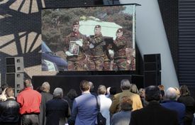 Smuteční ceremoniál sledovaly tisíce dojatých lidí - ať už v místní sportovní hale nebo na dvou obrovských obrazovkách.