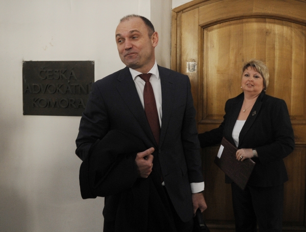Ivan Langer odchází od zkoušky.