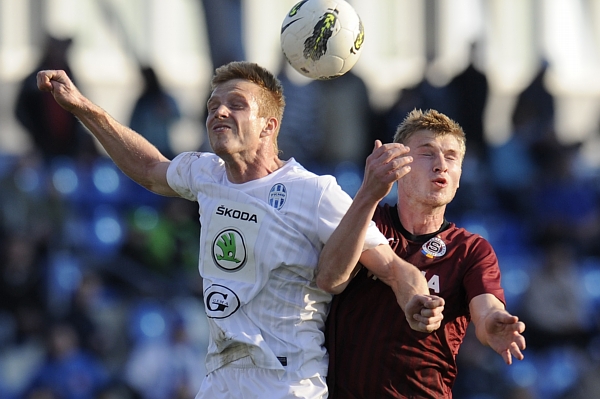 Boleslavský Tomáš Janíček (vlevo) ve vzdušném souboji s Jakubem Brabcem ze Sparty.