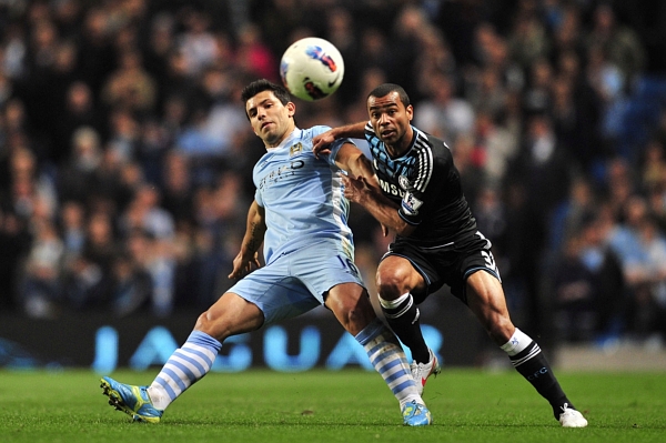 Sergio Agüero (vlevo) gólem pomohl k vítězství Manchesteru City nad Chelsea.