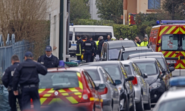 Policejní jednotky před domem útočníka.