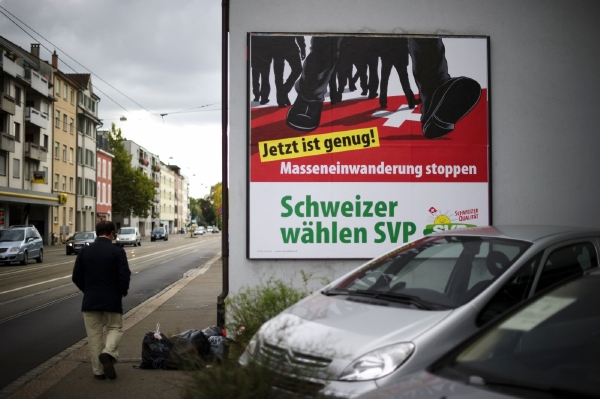 Na plakátech kampaně SVP ke shromáždění podpisů pro referendum byly černé boty pochodující přes švýcarskou vlajku a nápis "Už dost - je čas zastavit masové přistěhovalectví".