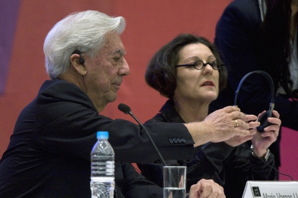 Dva držitelé Nobelovy ceny za literaturu na jednom pódiu: Mario Vargas Llosa a Herta Müllerová.