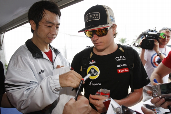 Kimi Räikkönen z Lotusu se po příjezdu do Sepangu podepisuje fanouškům.