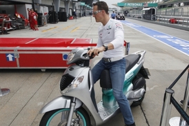 Michael Schumacher si okruh v Sepangu objel na skútru.