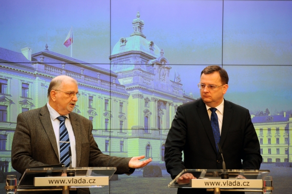 Premiér Petr Nečas a prezident Svazu průmyslu a dopravy Jaroslav Hanák (vlevo) na tiskové konferenci po mimořádném zasedání tripartity.