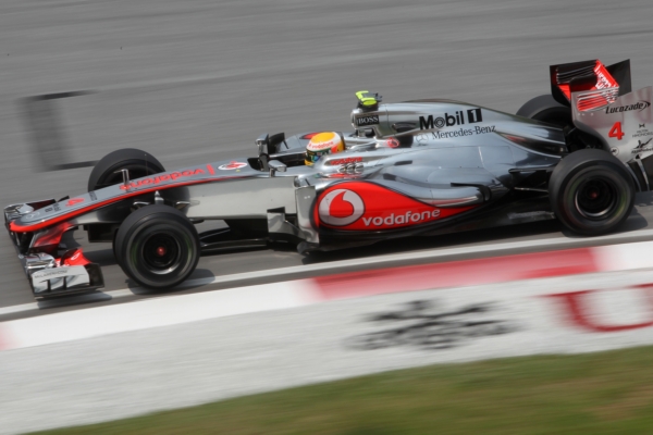 Lewis hamilton během pátečního tréninku na Velkou cenu Malajsie.