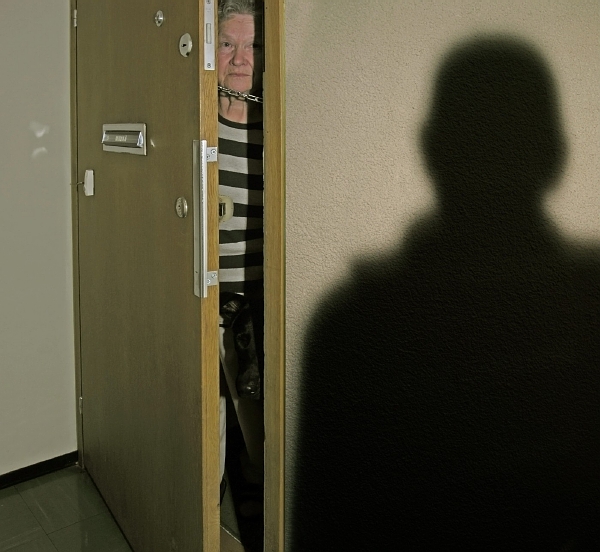 Důchodkyně, ač jindy opatrná, svého lékaře do bytu vpustila (ilustrační foto)