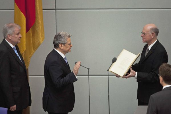 Joachim Gauck složil přísahu a je novým německým prezidentem. Joachim Gauck složil přísahu a je novým německým prezidentem.