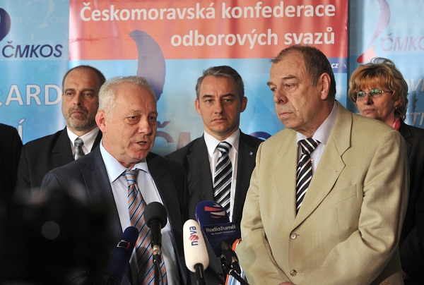 Zleva: předseda Asociace samostatných odborů Bohumír Dufek a předák Českomoravské konfederace odborových svazů (ČMKOS) Jaroslav Zavadil na tiskové konferenci 23. března.