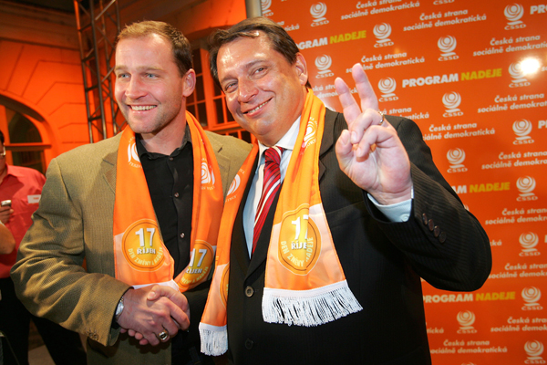 Politický souputník Jiřího Paroubka (vlevo) Jiří Šlégr se vrací do extraligy.