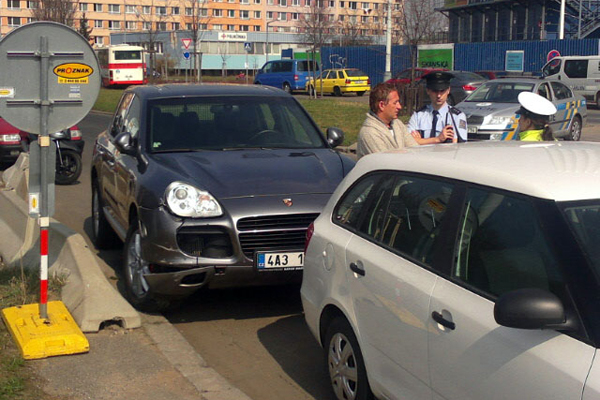 Roman Janoušek s policisty na místě nehody.