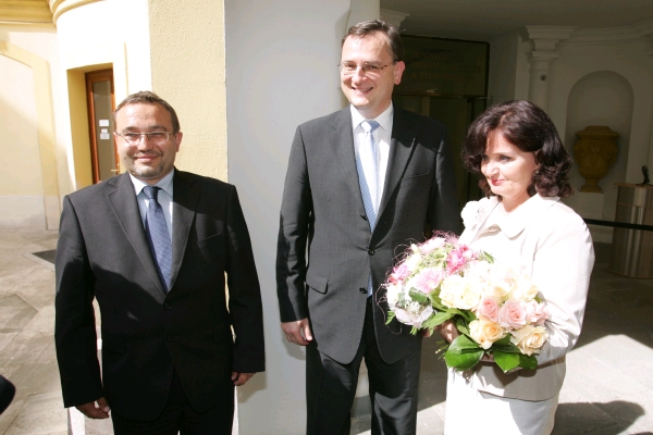 Exministři. Josef Dobeš střídá Miroslavu Kopicovou za účasti premiéra Nečase.