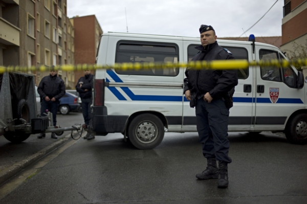 Masakr v Toulouse šokoval celou Evropu. Snímek je ze středečního obléhání bytu, ve kterém se útočník Mohammed Merah zabarikádoval. Masakr v Toulouse šokoval celou Evropu. Snímek je ze středečního obléhání bytu, ve kterém se útočník Mohammed Merah zabarikádoval.