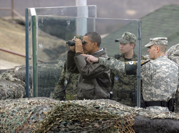 Barack Obama si prohlíží část Severní Koreje.