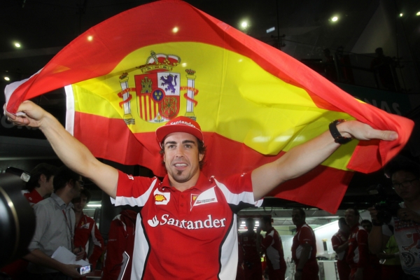 Vítězný Fernando Alonso při oslavách triumfu.