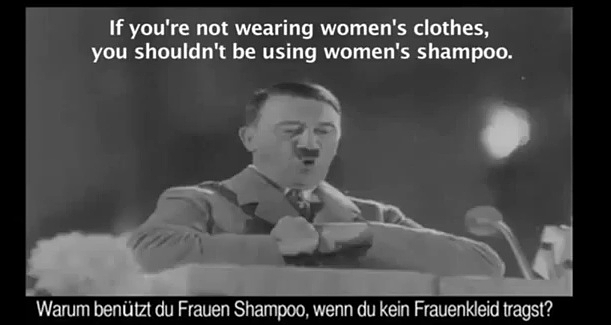 "Když nenosíš dámské šaty, neměl bys používat ani dámský šampon," říká Adolf Hitler v kontroverzní turecké reklamě.
