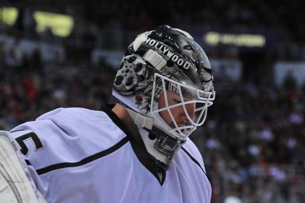 Gólman Jonathan Bernier a jeho "problematická" maska.