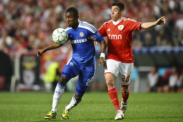 Salomon Kalou (vlevo) jedinou brankou utkání rozhodl o vítězství Chelsea na hřišti Benfiky Lisabon.